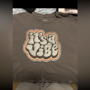 Cropped Gray Graphic Tee with Retro Design